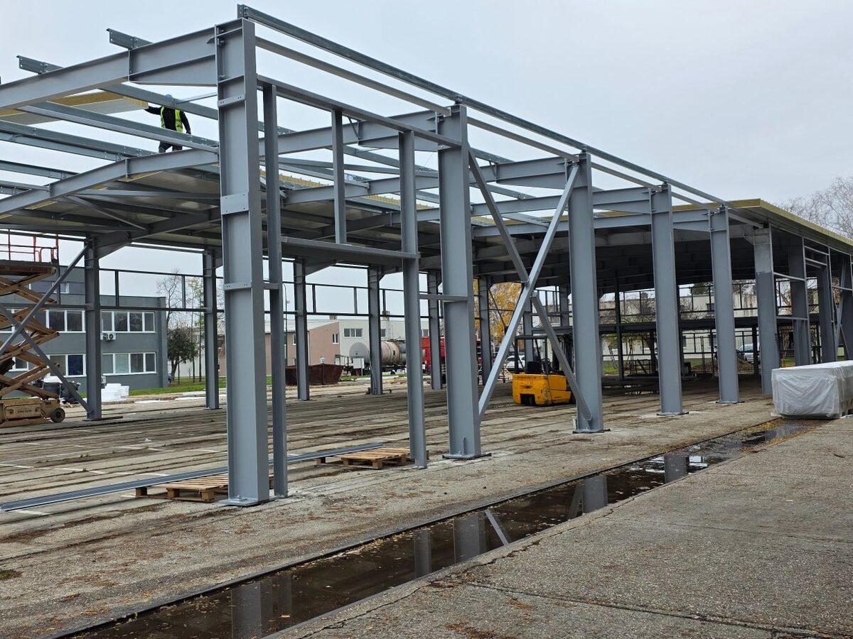 Montáž oceľového skeletu haly: stĺpy, väzníky a strešné nosníky