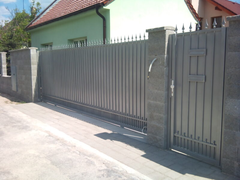 Kovana posuvna brana s brankou raca 10